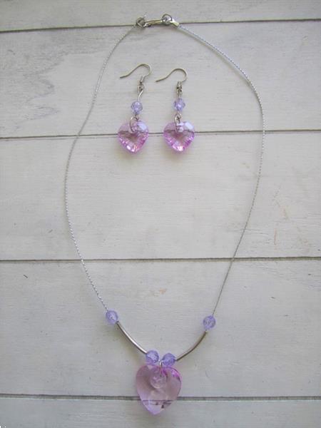Grote foto set oorbellen en halsketting met lila hartje sieraden tassen en uiterlijk juwelen voor haar