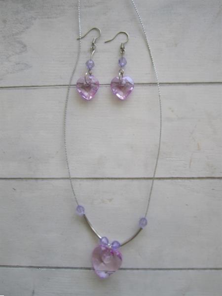 Grote foto set oorbellen en halsketting met lila hartje sieraden tassen en uiterlijk juwelen voor haar