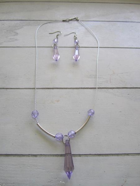 Grote foto set oorbellen en halsketting met lila kegeltje sieraden tassen en uiterlijk juwelen voor haar