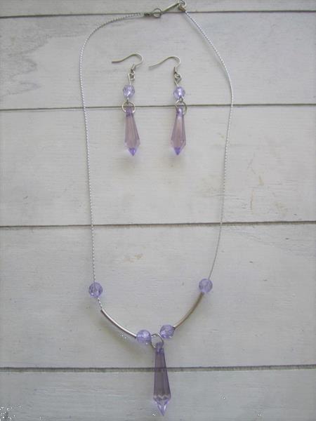 Grote foto set oorbellen en halsketting met lila kegeltje sieraden tassen en uiterlijk juwelen voor haar