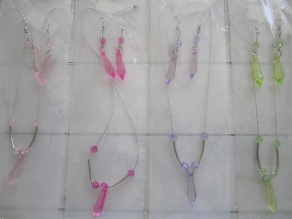 Grote foto set oorbellen en halsketting met fuchsia kegeltje sieraden tassen en uiterlijk juwelen voor haar
