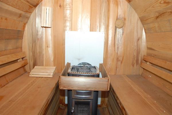 Grote foto sauna van rood cederhout met houtkachel tuin en terras overige tuin en terras