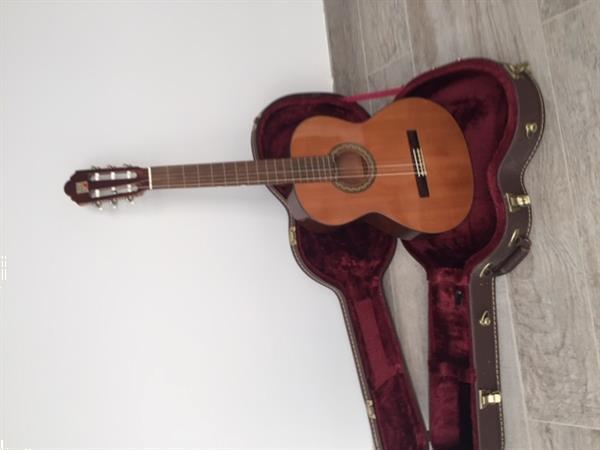 Grote foto gitaar alhambra met koffer muziek en instrumenten gitaren akoestisch