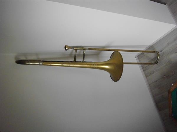 Grote foto in werkende staat muziek en instrumenten trompetten