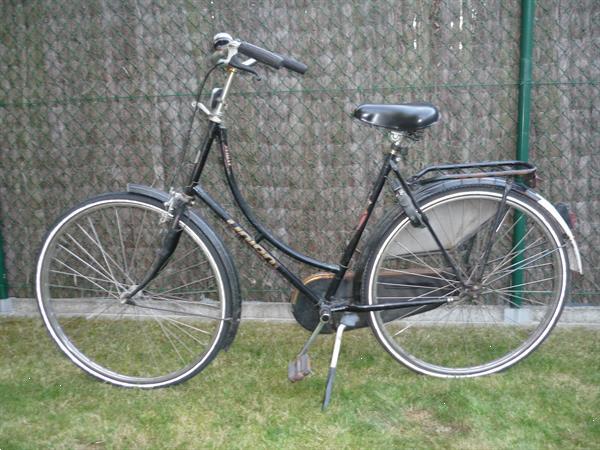 Grote foto degelijke dames studenten of stationsfiets fietsen en brommers damesfietsen