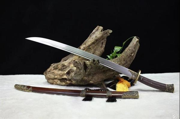 Grote foto zwaarden en samurai zwaarden zwaard sabel mes verzamelen militaria tweede wereldoorlog