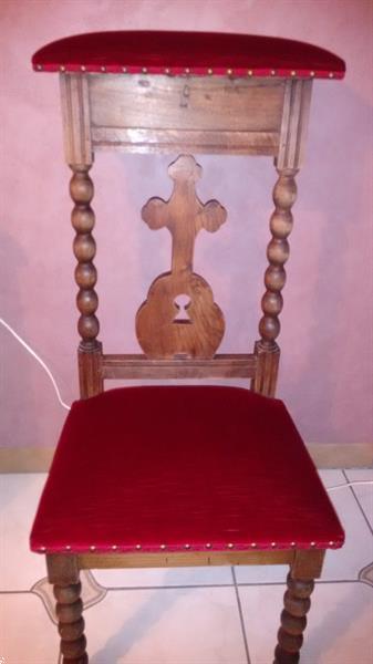Grote foto antieke kerkstoel met rood fluweel antiek en kunst stoelen en banken