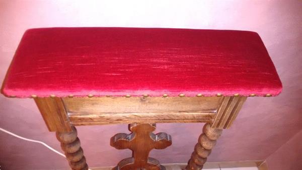 Grote foto antieke kerkstoel met rood fluweel antiek en kunst stoelen en banken