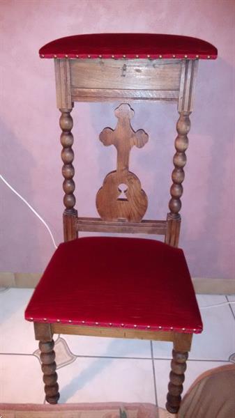 Grote foto antieke kerkstoel met rood fluweel antiek en kunst stoelen en banken