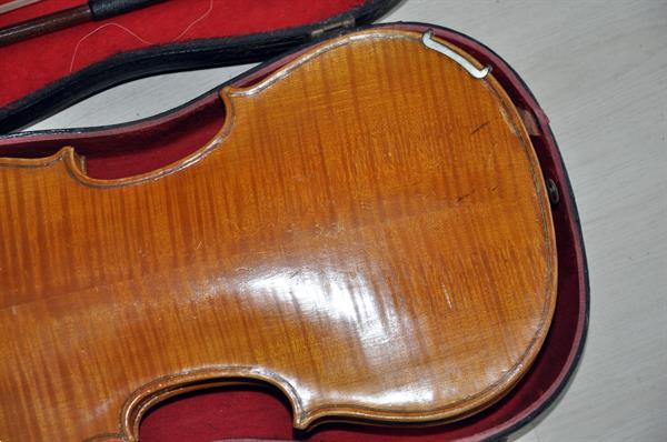 Grote foto oude viool met 2 strijkstokken muziek en instrumenten violen en altviolen