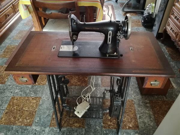 Grote foto antiek naaimachine op tafel antiek en kunst naaimachines
