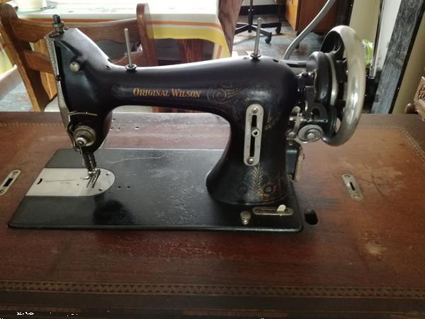 Grote foto antiek naaimachine op tafel antiek en kunst naaimachines