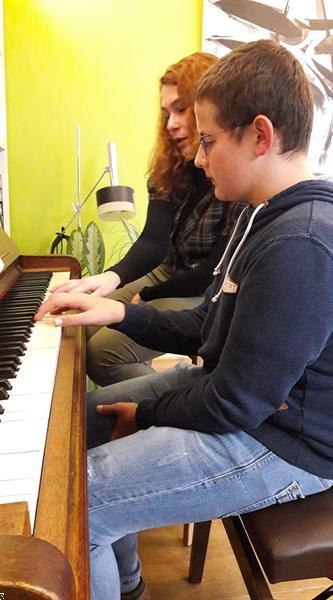 Grote foto pianoles met natalia diensten en vakmensen muziekles en zangles