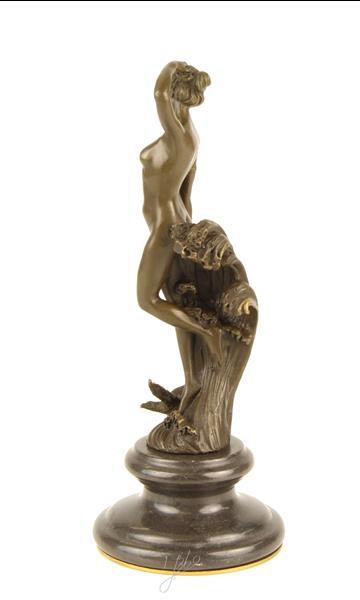 Grote foto een prachtige bronzen sculptuur van een nymph op marmeren ba verzamelen beelden en beeldjes