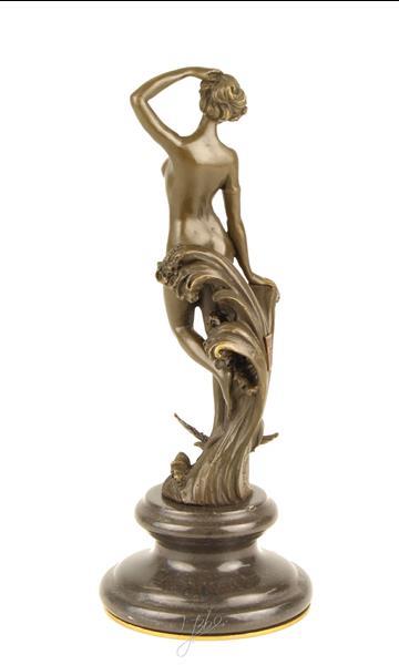 Grote foto een prachtige bronzen sculptuur van een nymph op marmeren ba verzamelen beelden en beeldjes