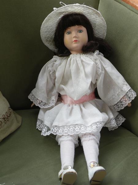 Grote foto pop witte jurk met rose ceintuur. lengte 43 cm. kinderen en baby poppen