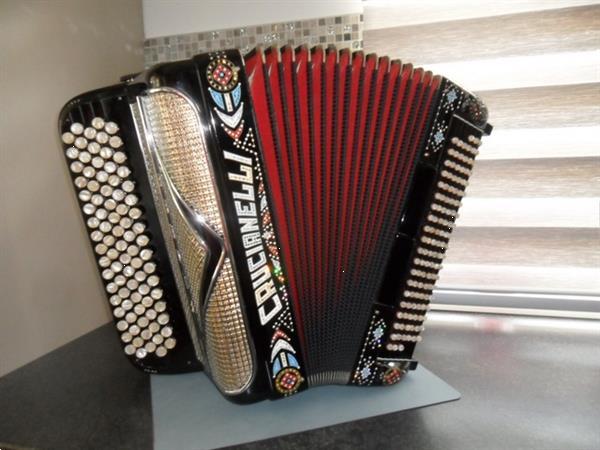 Grote foto te koop vershillende accordeons wegens stop zetten met hobby muziek en instrumenten accordeons