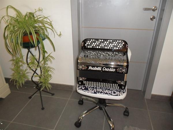 Grote foto te koop vershillende accordeons wegens stop zetten met hobby muziek en instrumenten accordeons