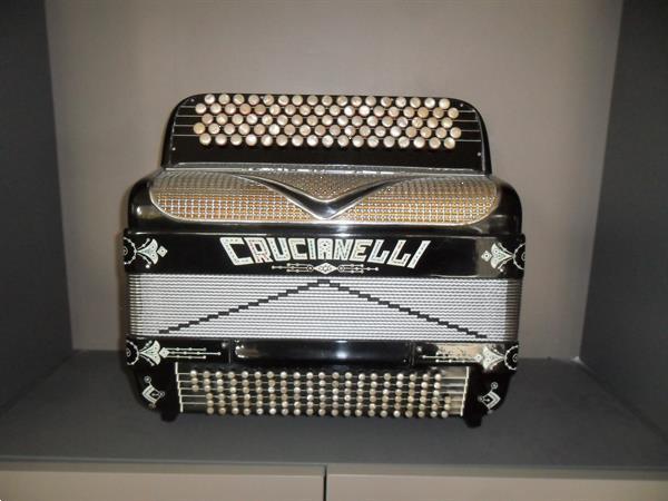 Grote foto te koop vershillende accordeons wegens stop zetten met hobby muziek en instrumenten accordeons