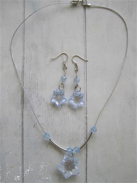 Grote foto set oorbellen en halsketting met blauwe sterretjes sieraden tassen en uiterlijk oorbellen