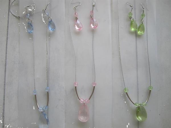 Grote foto set oorbellen en ketting met zachtroze ovalen sieraden tassen en uiterlijk oorbellen