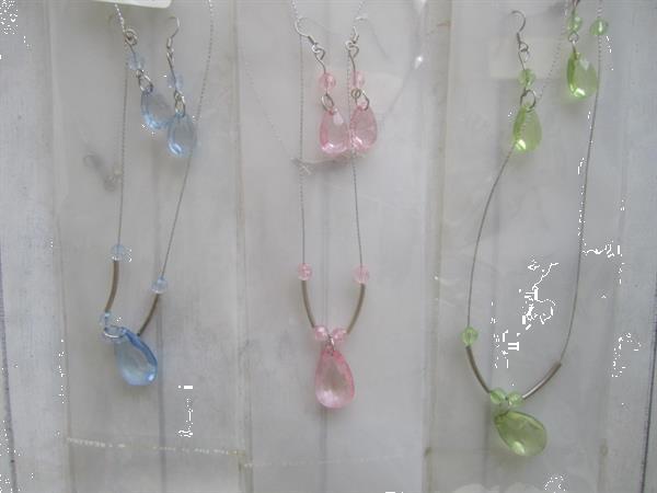 Grote foto set oorbellen en ketting met zachtroze ovalen sieraden tassen en uiterlijk oorbellen