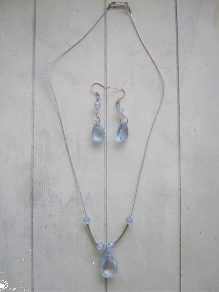 Grote foto set oorbellen en ketting met zachtblauwe ovalen sieraden tassen en uiterlijk oorbellen