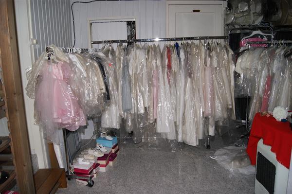 Grote foto gehele inventaris bruidsmode 25000 kleding dames trouwkleding