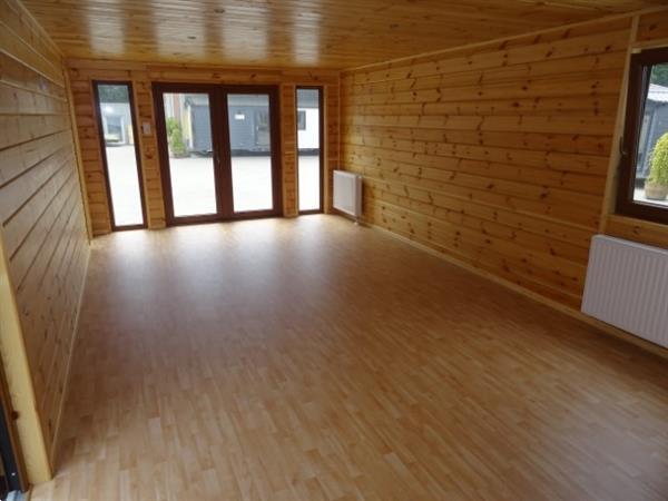 Grote foto houten spa chalet met sauna caravans en kamperen stacaravans