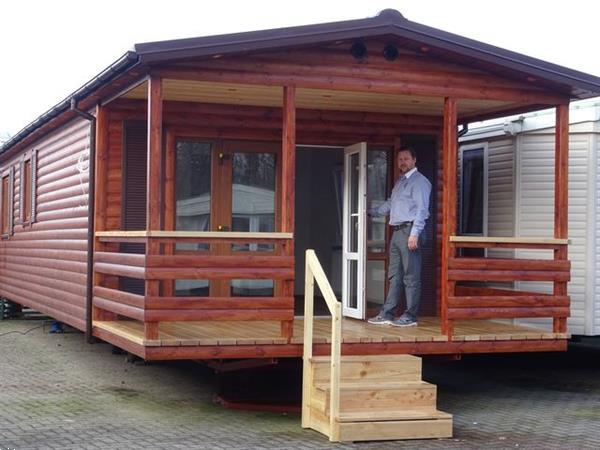 Grote foto houten chalet met terras caravans en kamperen stacaravans