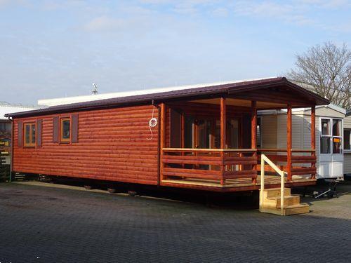 Grote foto houten chalet met terras caravans en kamperen stacaravans