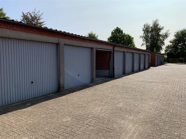 Grote foto garage met kantelpoort en cilinderslot huizen en kamers garageboxen