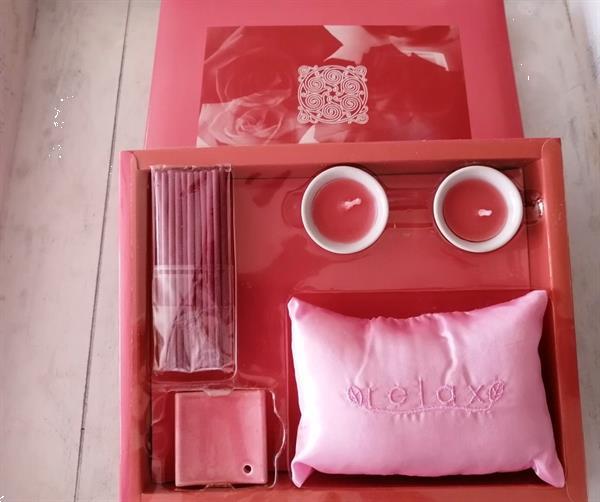 Grote foto nieuwe geschenkdoos met aroma therapie sieraden tassen en uiterlijk parfum