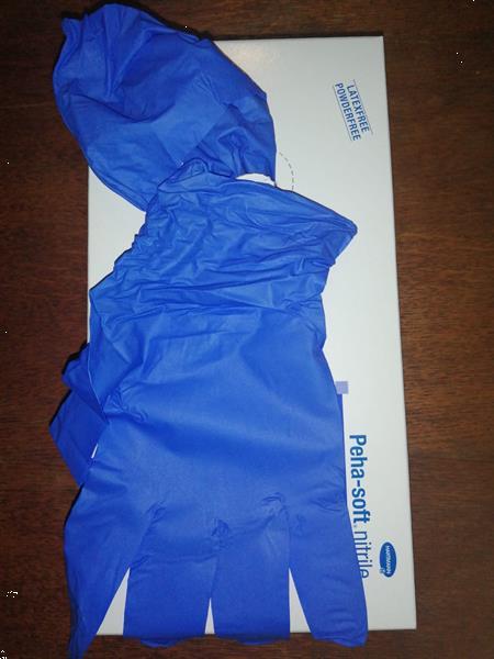 Grote foto nitril handschoenen poedervrij blauwe kleur diversen verpleegmiddelen en hulpmiddelen