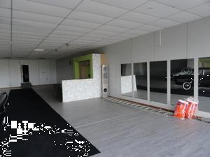 Grote foto baanwinkel regie tienen bedrijfspanden showroom te koop