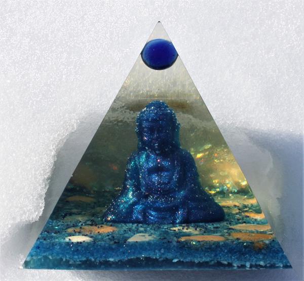 Grote foto grote blauwe boeddha in piramide huis en inrichting boeddhabeelden