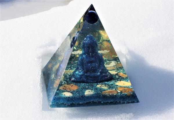 Grote foto grote blauwe boeddha in piramide huis en inrichting boeddhabeelden