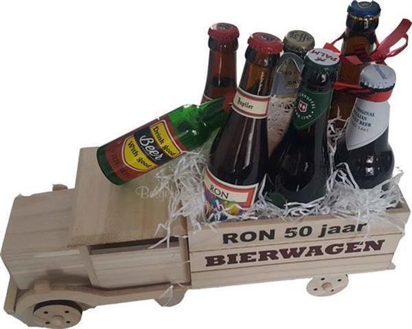 Grote foto biercadeau in bierwagen met naam jarige diversen cadeautjes en bonnen