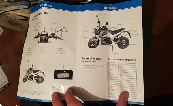 Grote foto sportieve elektrische scooter fietsen en brommers scooters