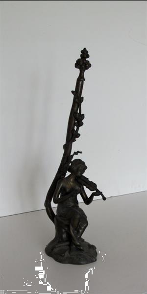 Grote foto vioolspelende jonge vrouw antiek en kunst koper en brons