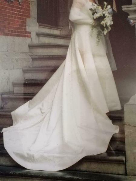 Grote foto trouwkleed merk demetrios met veel strassteentjes kleding dames trouwkleding