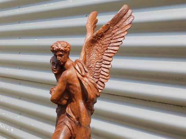 Grote foto groot engelbeeld met een fraai tafereel gietijzer tuin en terras tuinbeelden en tuinkabouters