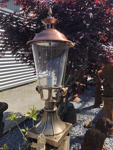 Grote foto messing lamp ronde buitenlamp op voet staand tuin en terras verlichting