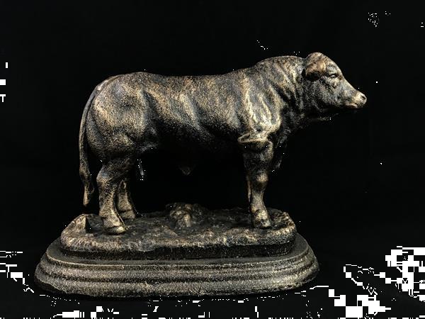 Grote foto een prachtig beeld van een stier tuin en terras tuinbeelden en tuinkabouters