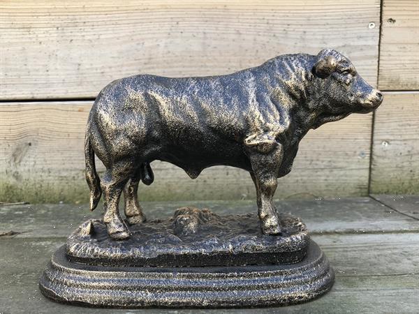 Grote foto een prachtig beeld van een stier tuin en terras tuinbeelden en tuinkabouters