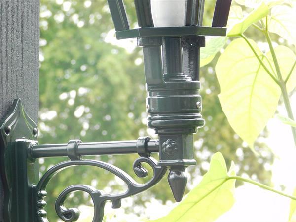 Grote foto tuinlamp aluminium groen decoratieve arm tuin en terras verlichting
