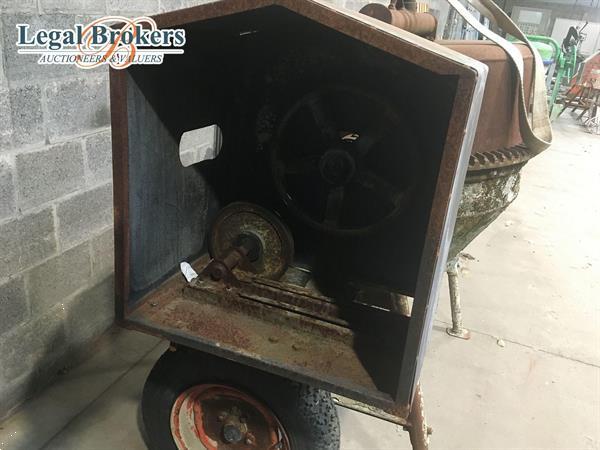 Grote foto betonmolen defect tuin en terras werktuigen