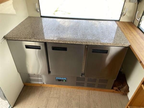 Grote foto foodtruck foodtrailer frietwagen verkoopwagen koets uniek witgoed en apparatuur algemeen