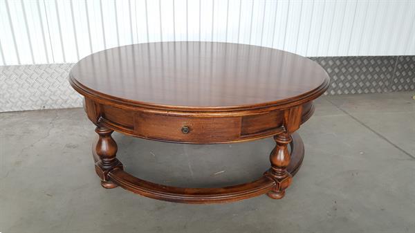 Grote foto ronde salontafel. antiek. donker massief hout. huis en inrichting bijzettafels