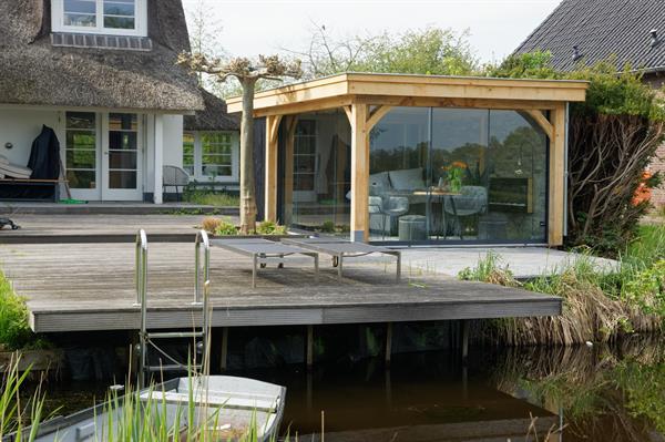 Grote foto houten tuinkamer tuin en terras veranda en overkappingen